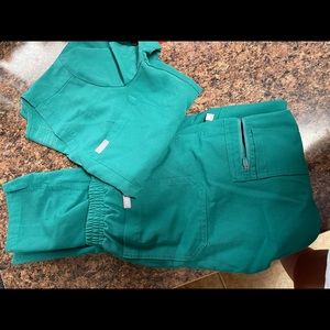 figs, size XS in both top and bottom and in color hunter green